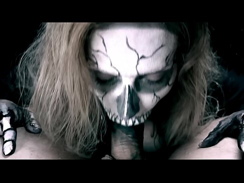 ❤️ Demonska djevojka siše kurac svojim crnim ustima i guta spermu. ❤️ Porno na bs.basseyn-vsem.ru ☑